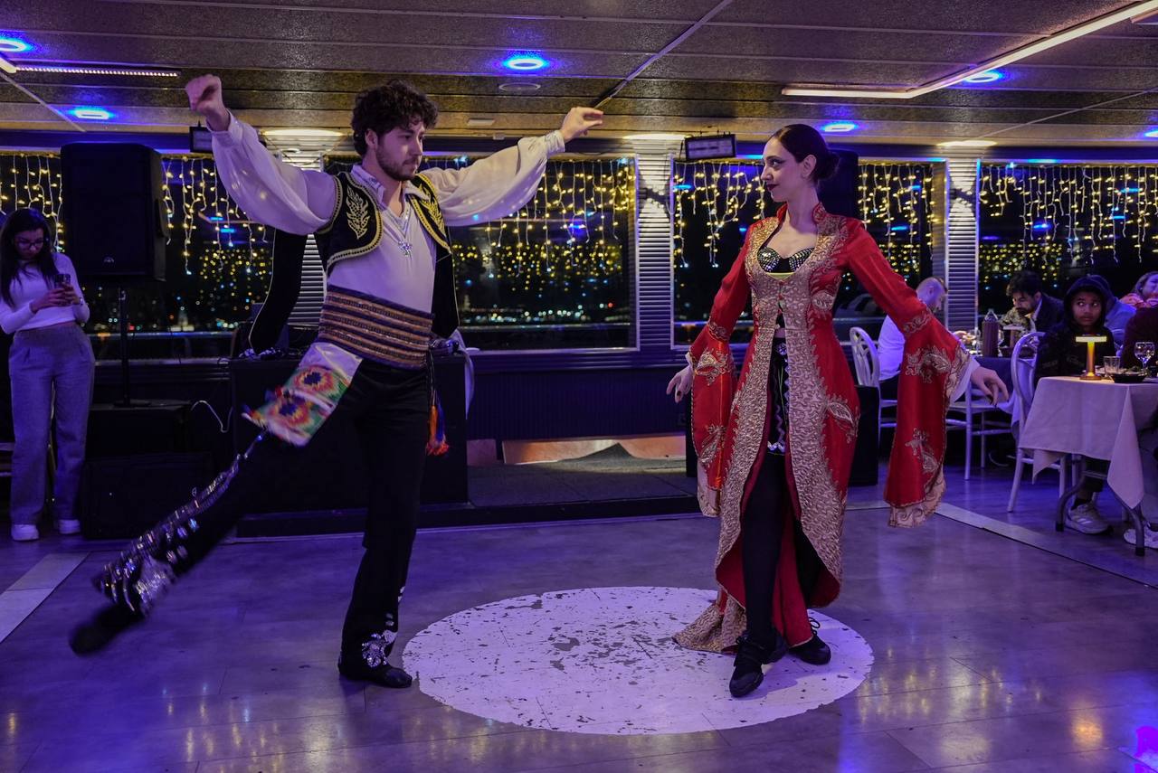 Dinner Cruise Back Area With Alcohol (Meeting Point)