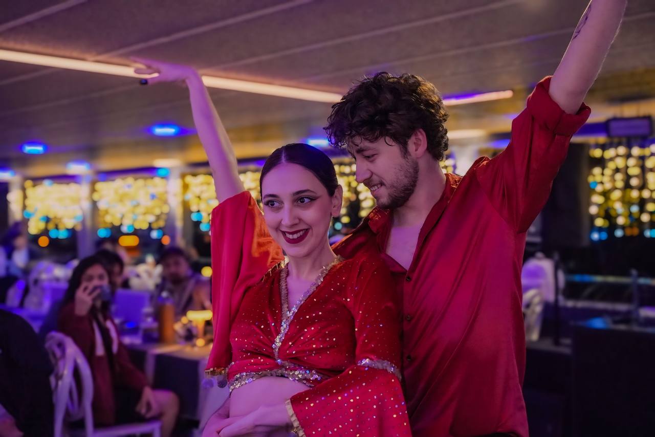 Dinner Cruise Middle Area With Alcohol (Meeting Point)