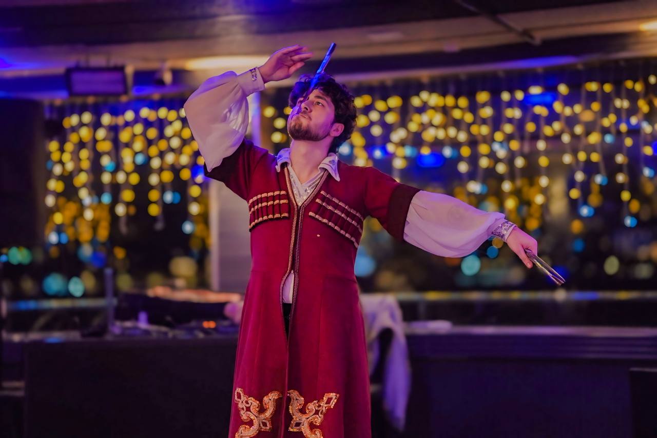 Dinner Cruise Middle Area With Alcohol (Round-Trip Transfer)